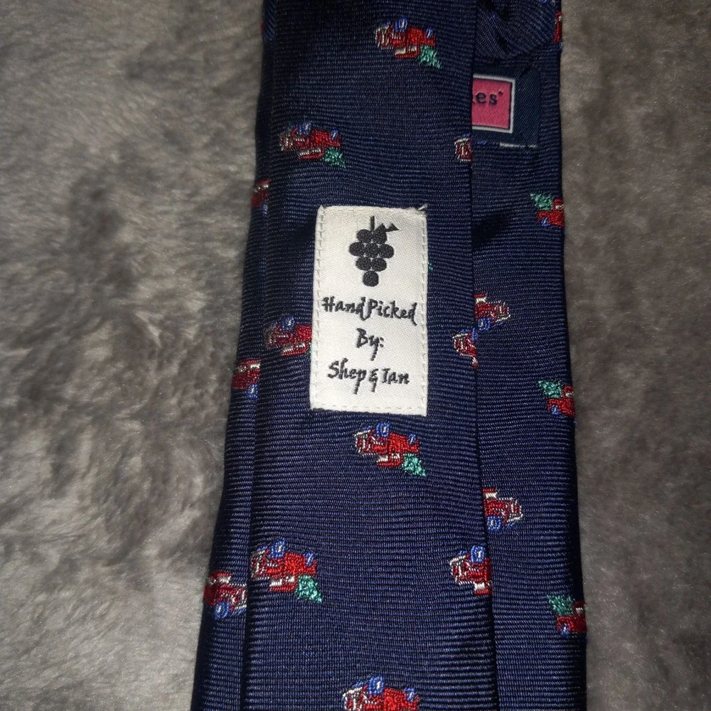Vineyard Vines Tie Hand Picked Christmas red pickup w/tree Blue Silk  3.5